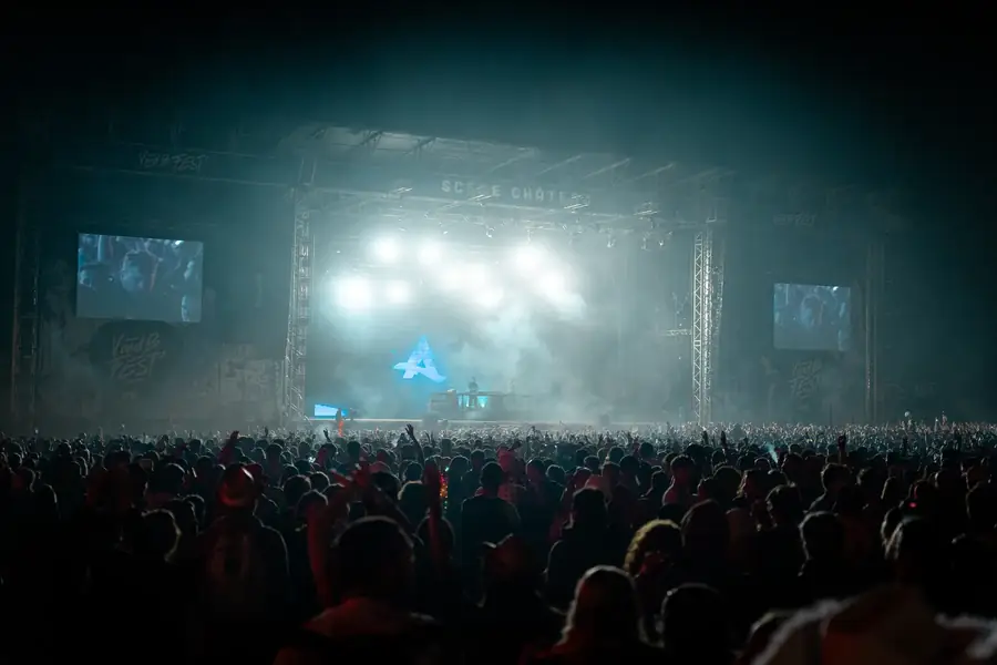 Foule en délire devant une scène de concert illuminée en Bretagne — Lucas Gouritin