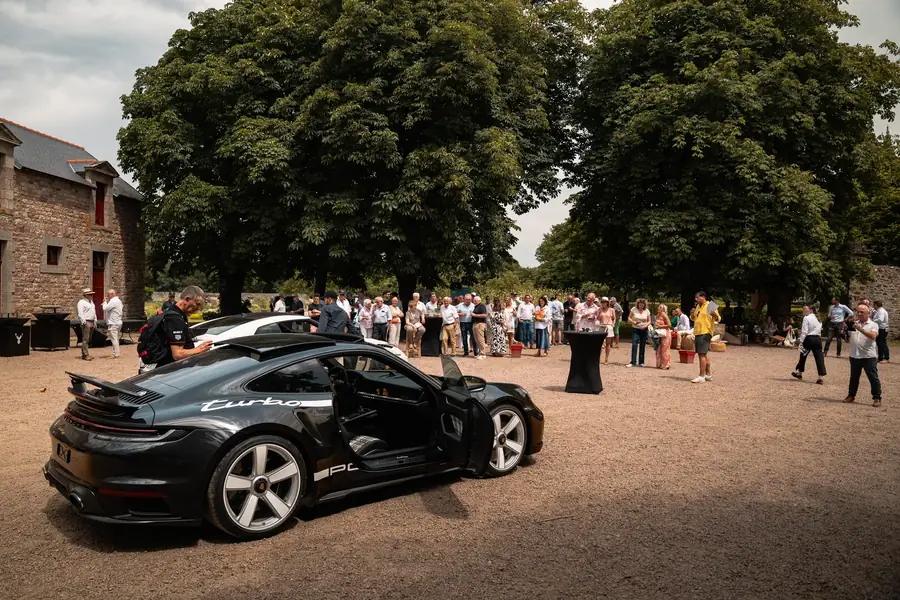 Porsche noire exposée lors d'un événement automobile en plein air — Lucas Gouritin
