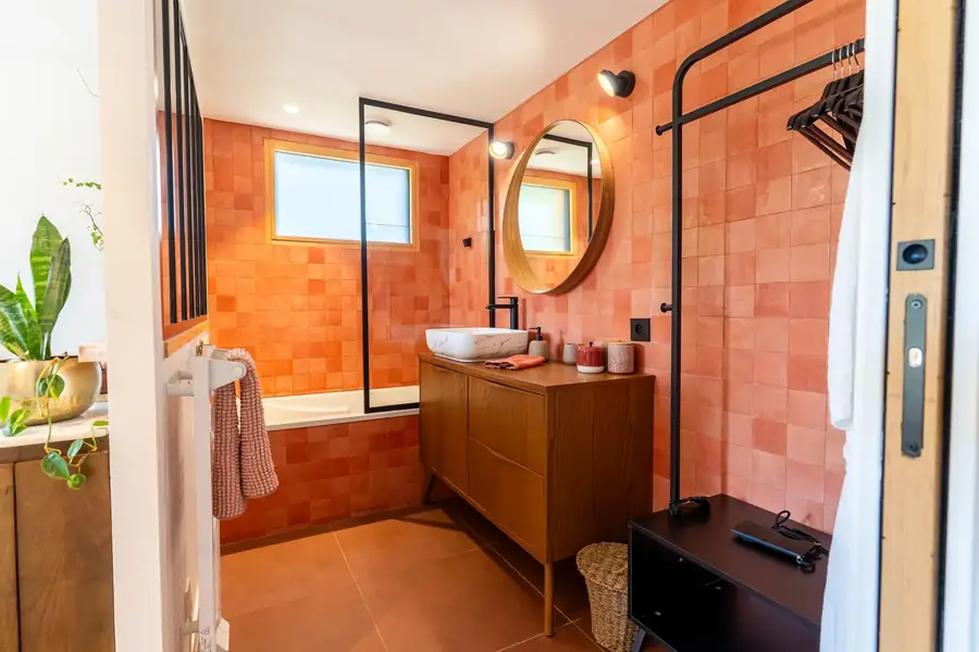 Salle de bain moderne aux tons terracotta pour une agence immobilière — Lucas Gouritin