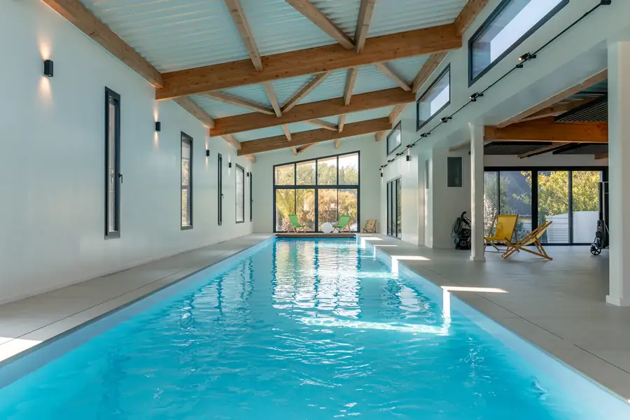 Piscine intérieure lumineuse d'une location saisonnière en Bretagne — Lucas Gouritin
